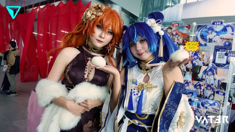 คอสเพลเยอร์สองคนในชุดอนิเมะสุดประณีตยืนโพสท่าถือซาลาเปาคู่กันที่บูทในงานอีเวนต์