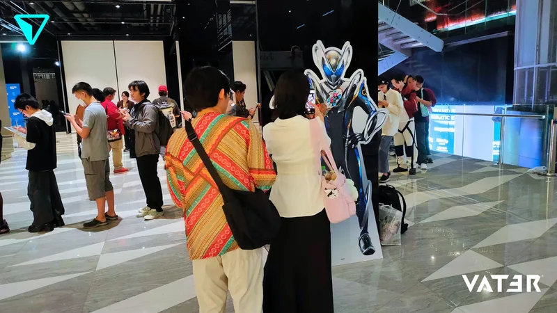 ผู้เข้าร่วมงานยืนถ่ายรูปคู่กับสแตนดี้ตัวละครซูเปอร์ฮีโร่ขนาดเท่าตัวจริงภายในโถงจัดงาน