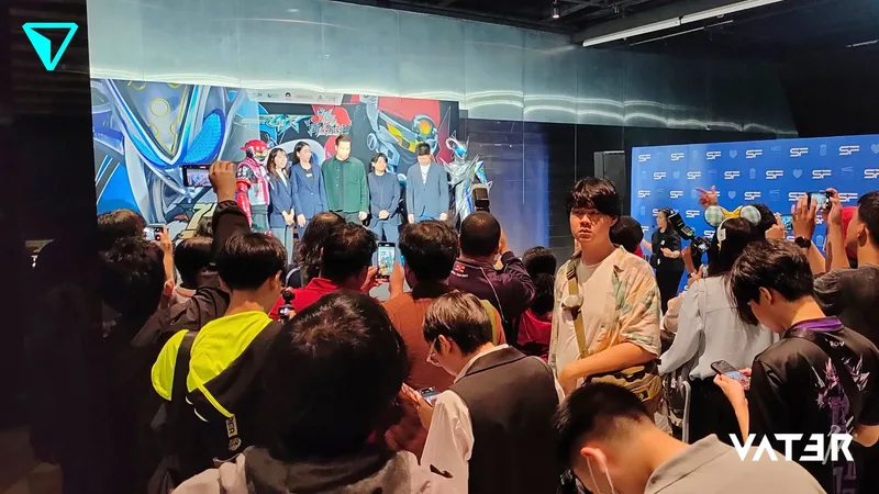ผู้ชมยืนดูและถ่ายภาพแขกรับเชิญพร้อมตัวละครในชุดคอสตูมที่โพสท่าบนเวทีในงานอีเวนต์