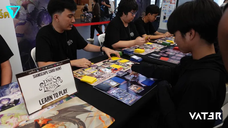 ผู้คนนั่งเล่นการ์ดเกม Page of Destiny ข้ามโต๊ะกันที่บูธสอนเล่น Learn to Play ในงานอีเวนต์