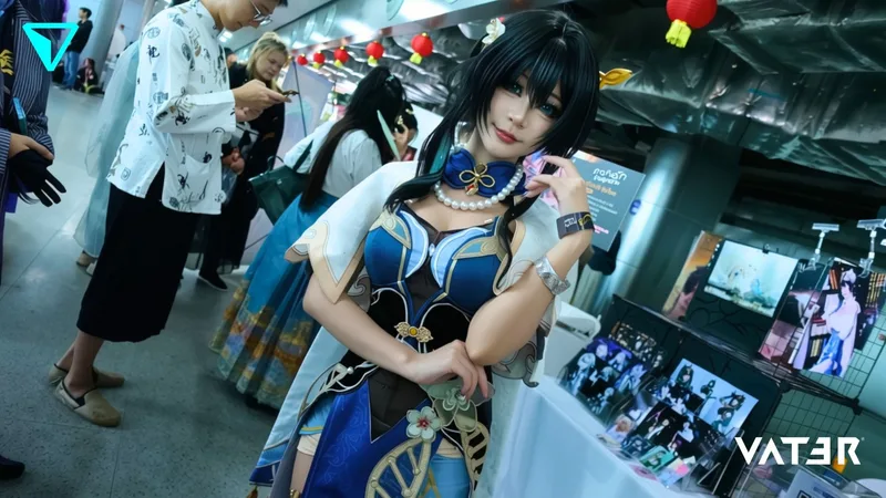 คอสเพลเยอร์แต่งกายเป็น Ruan Mei จาก Honkai: Star Rail โพสท่าใกล้บูธขายสินค้าในงานอีเวนต์อันคึกคัก
