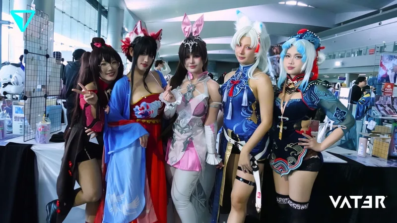 หญิงสาวห้าคนในชุดคอสเพลย์อนิเมะสีสันสดใสยืนโพสท่าร่วมกันในฮอลล์จัดงานนิทรรศการ