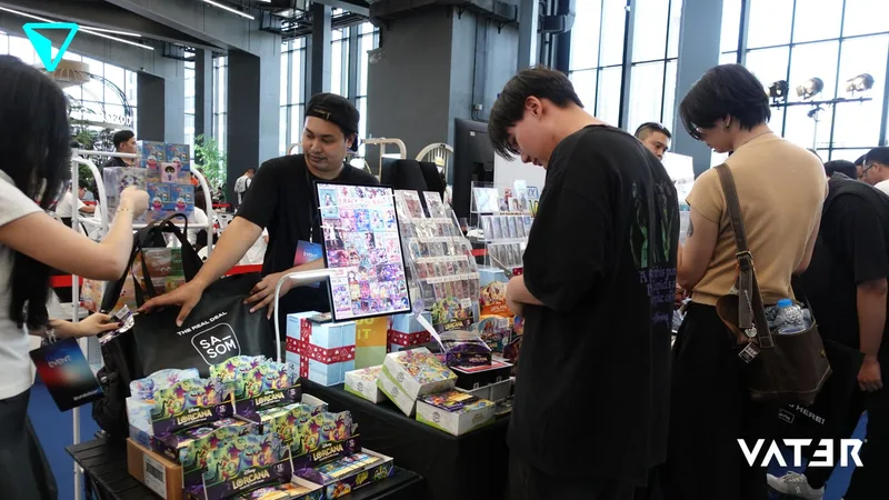 ผู้คนกำลังเลือกซื้อการ์ดสะสมและสินค้าต่าง ๆ ที่บูธภายในงานจัดแสดงสินค้า