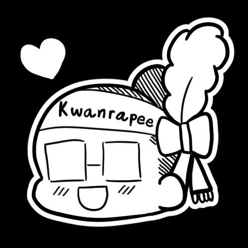 การ์ตูนจิบิลายเส้นขาวดำสวมแว่นตาและที่คาดผมเขียนว่า Kwanrapee ประดับโบติดขนนกและรูปหัวใจขนาดเล็ก