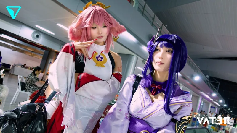 คอสเพลเยอร์สองคนแต่งกายเป็น Yae Miko และ Raiden Shogun โพสท่าร่วมกันภายในศูนย์การประชุม