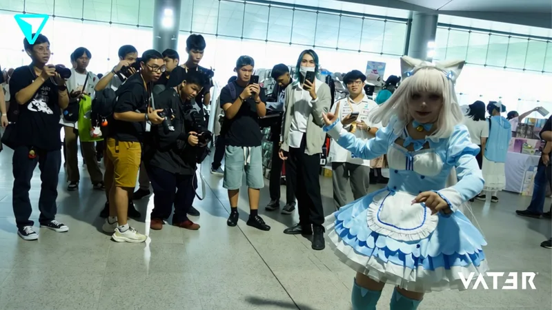 คอสเพลเยอร์ในชุดเมดหูแมวสีฟ้าโพสท่าให้ช่างภาพและผู้ร่วมงานถ่ายรูปในงานอนิเมะ