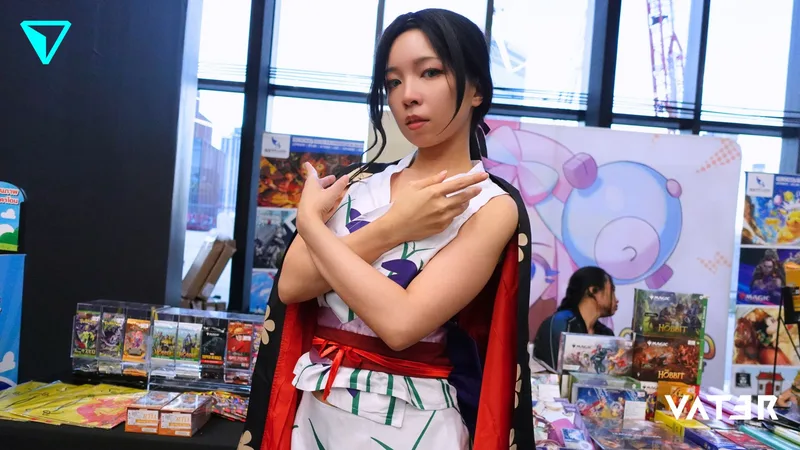 คอสเพลเยอร์แต่งกายเป็น Nico Robin จาก One Piece กำลังทำท่าไขว้แขนอันเป็นเอกลักษณ์ที่บูธในงานอีเวนต์