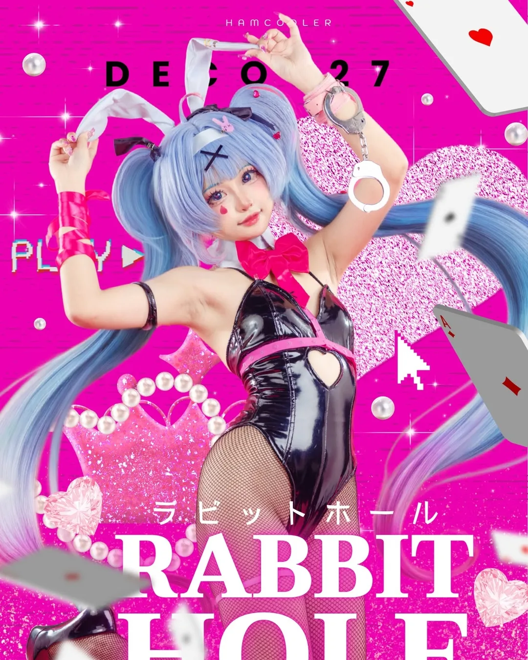 คอสเพลเยอร์ในชุดบันนี่เกิร์ล Hatsune Miku จาก Rabbit Hole โพสท่าถือกุญแจมือบนพื้นหลังประกายสีชมพูและไพ่