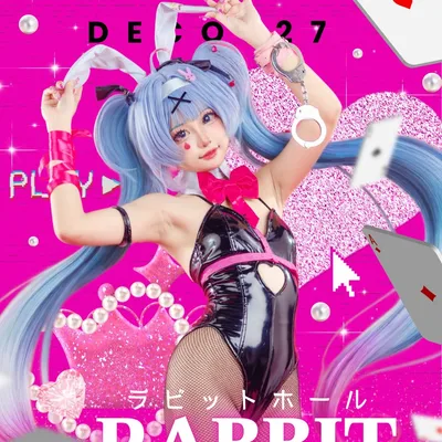 คอสเพลเยอร์ในชุดบันนี่เกิร์ล Hatsune Miku จาก Rabbit Hole โพสท่าถือกุญแจมือบนพื้นหลังประกายสีชมพูและไพ่