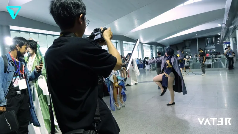 ช่างภาพกำลังถ่ายรูปคอสเพลเยอร์ที่โพสท่าอย่างกระฉับกระเฉงในโถงจัดงานที่คลาคล่ำไปด้วยผู้คน