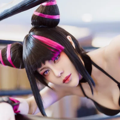 คอสเพลเยอร์ในชุด Juri Han จาก Street Fighter โพสท่าอยู่ระหว่างเชือกเวทีมวย