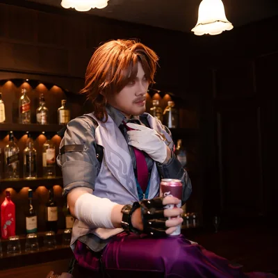คอสเพลเยอร์ในบท Gallagher จาก Honkai: Star Rail ถือกระป๋องเครื่องดื่มพลางจัดเนคไทที่เคาน์เตอร์บาร์ไฟสลัว