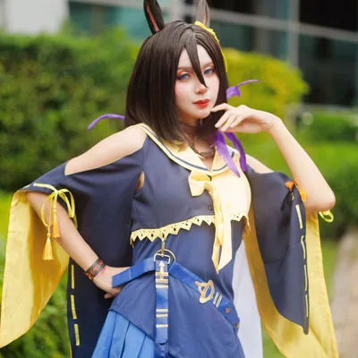 คอสเพลเยอร์ในชุด Manhattan Cafe จาก Uma Musume โพสท่ากลางแจ้ง มือข้างหนึ่งเท้าสะโพกและอีกข้างอยู่ใกล้คาง