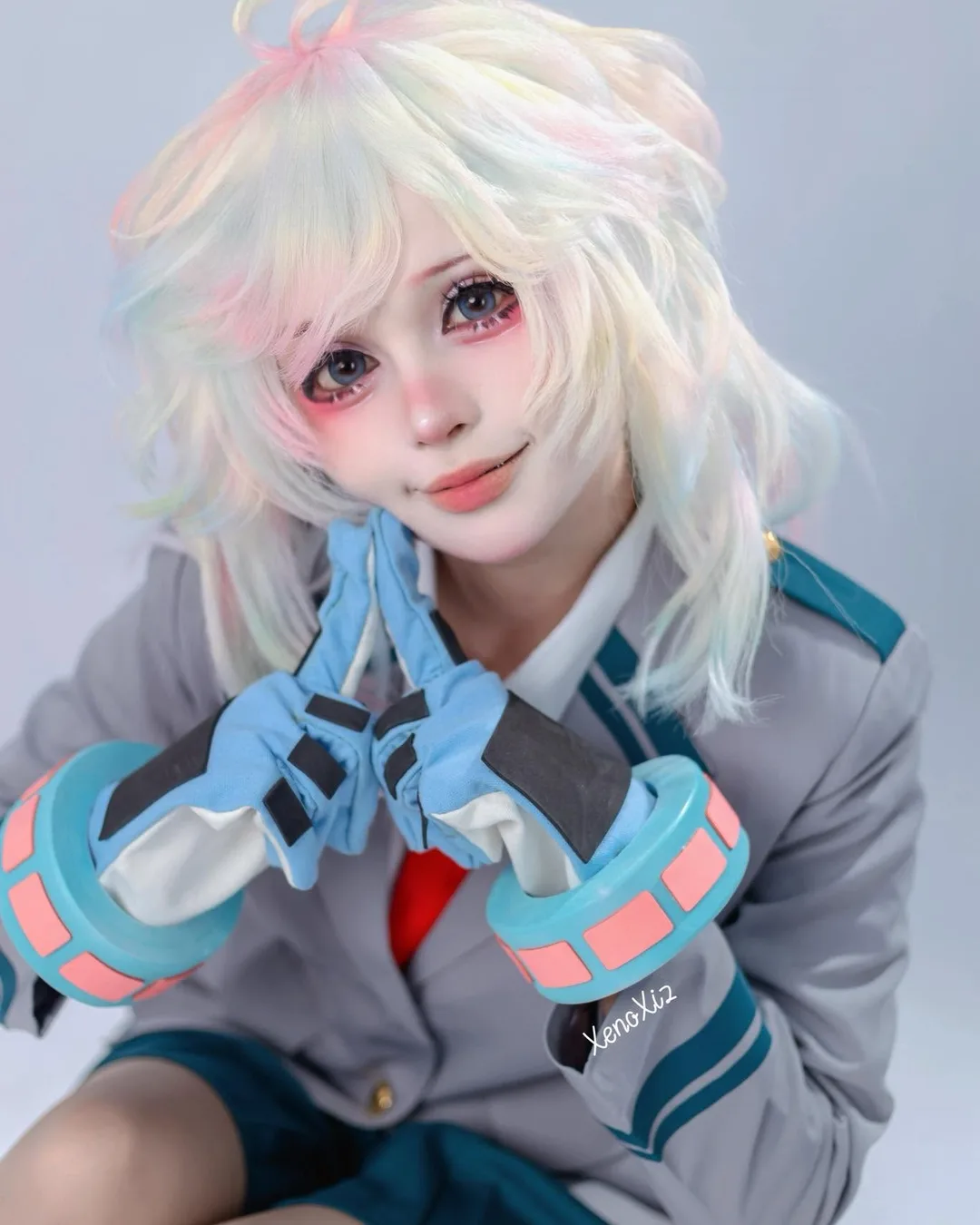 คอสเพลเยอร์แต่งเป็น Nejire Hado จาก My Hero Academia โพสท่าน่ารักในชุดนักเรียน U.A. พร้อมถุงมือประจำตัว