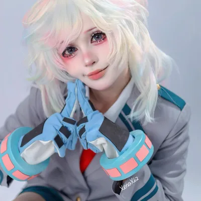 คอสเพลเยอร์แต่งเป็น Nejire Hado จาก My Hero Academia โพสท่าน่ารักในชุดนักเรียน U.A. พร้อมถุงมือประจำตัว
