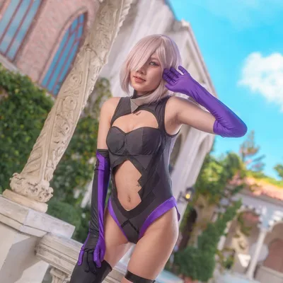 คอสเพลเยอร์ในชุด Mash Kyrielight จาก Fate/Grand Order โพสท่ากลางแจ้งในชุดบอดี้สูทสีดำผ่าเว้าและถุงมือยาวสีม่วง