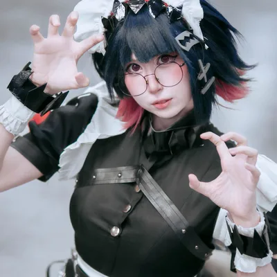 คอสเพลเยอร์แต่งกายเป็น Ellen Joe จาก Zenless Zone Zero โพสท่ากางมือคล้ายกรงเล็บอย่างขี้เล่นในชุดเมดสไตล์กอทิกพร้อมสวมแว่นตา