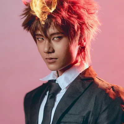 คอสเพลเยอร์แต่งกายเป็น Tsunayoshi Sawada จาก Katekyo Hitman Reborn! พร้อมผมชี้ฟู เปลวไฟบนหน้าผาก และสวมชุดสูทสีดำ
