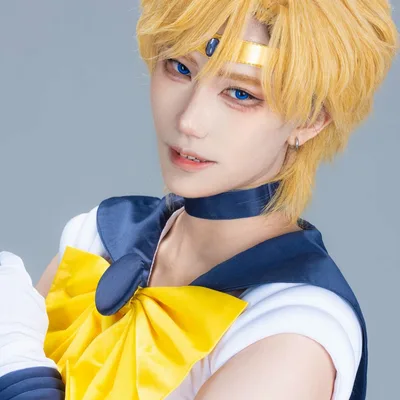 คอสเพลเยอร์แต่งกายเป็น Sailor Uranus พร้อมผมสั้นสีบลอนด์ มงกุฎสีทอง และชุดกะลาสีติดโบสีเหลืองขนาดใหญ่