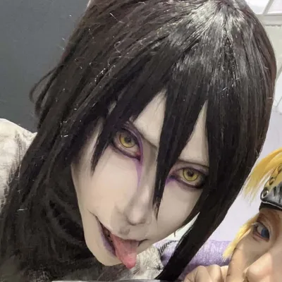 คอสเพลเยอร์ที่แต่งตัวเป็น Orochimaru จาก Naruto แลบลิ้นขณะโพสท่าคู่กับคอสเพลเยอร์ Naruto