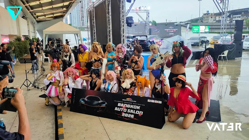 กลุ่มเลเยอร์คอสเพลย์อนิเมะและเกมแต่งกายหลากสีสันร่วมกันโพสท่าหลังป้าย Bangkok Auto Salon