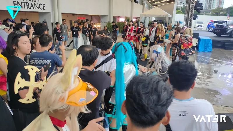 ผู้เข้าร่วมงานและเหล่าคอสเพลเยอร์รวมตัวกันบริเวณกลางแจ้งใกล้ทางเข้างานอีเวนต์