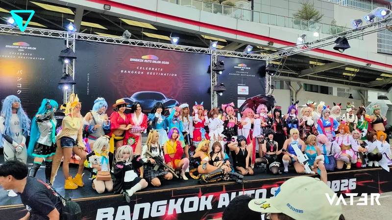 กลุ่มเลเยอร์คอสเพลย์จำนวนมากในชุดอนิเมะและวิดีโอเกมหลากสีสันร่วมกันโพสท่าบนเวทีในงาน Bangkok Auto Salon 2024